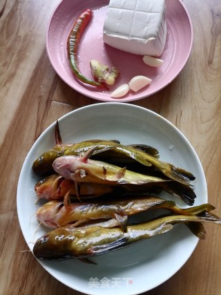 黄骨鱼烧豆腐的做法步调：1