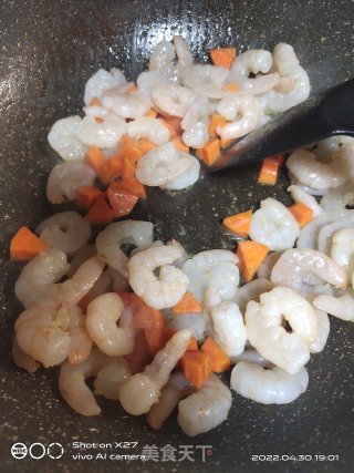 胡萝卜炒虾仁的做法步调：3