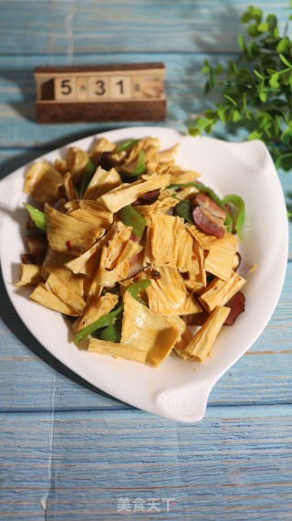 腊肉炒腐竹的做法步调：7