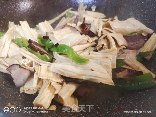 腊肉炒腐竹的做法步调：5