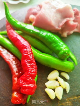 辣椒炒肉的做法步调：1