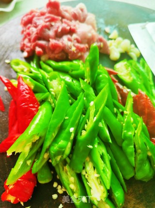 辣椒炒肉的做法步调：2