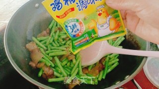 腊肉炒豆角的做法步调：11