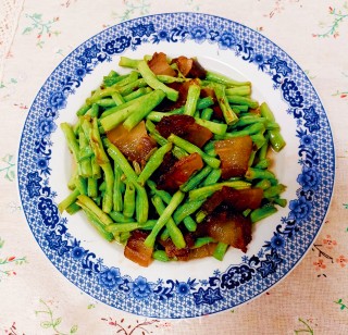 腊肉炒豆角的做法步调：14