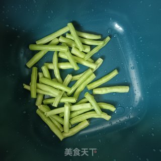 腊肉炒豆角的做法步调：3
