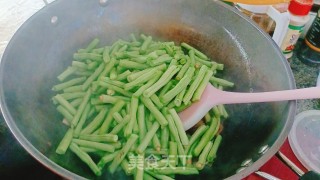腊肉炒豆角的做法步调：6