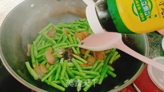 腊肉炒豆角的做法步调：9