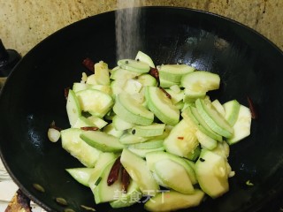 酸辣西葫芦的做法步调：3