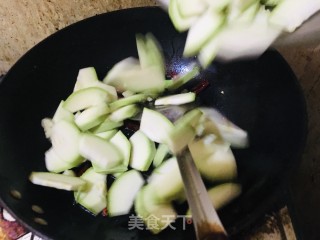 酸辣西葫芦的做法步调：2