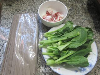咸五花肉小青菜荞麦里的做法步调：1