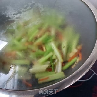 芹菜炒牛筋的做法步调：11