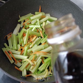 芹菜炒牛筋的做法步调：9