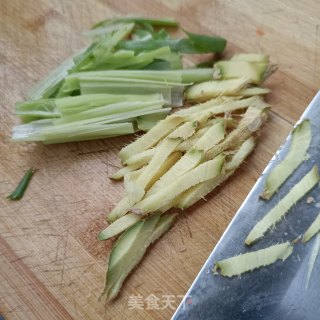 芹菜炒牛筋的做法步调：2