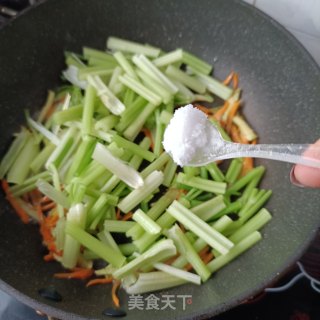 芹菜炒牛筋的做法步调：8