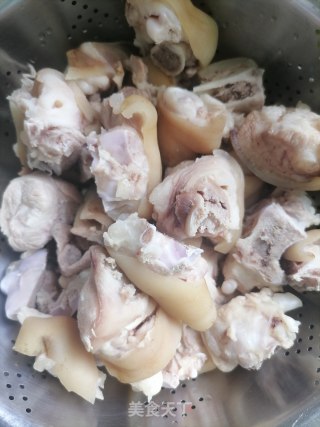 白烧猪蹄的做法步调：1