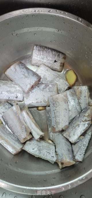 麻婆酱焖带鱼的做法步调：5