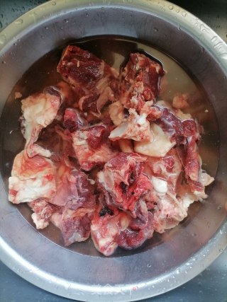 白烧牛排骨的做法步调：1