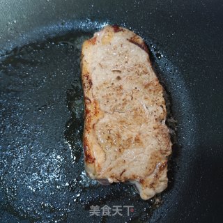 喷鼻煎本切牛排的做法步调：3