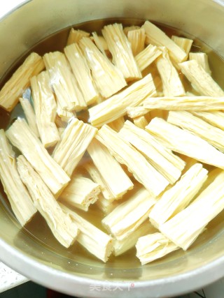 腐竹炒肉的做法步调：1