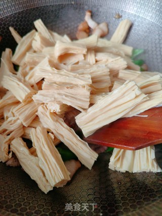 腐竹炒肉的做法步调：6