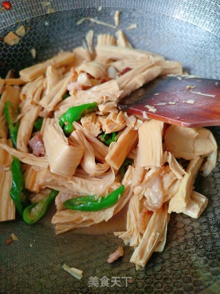 腐竹炒肉的做法步调：8