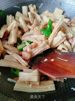 腐竹炒肉的做法步调：7