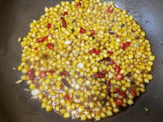 十三喷鼻麻辣玉米粒的做法步调：9