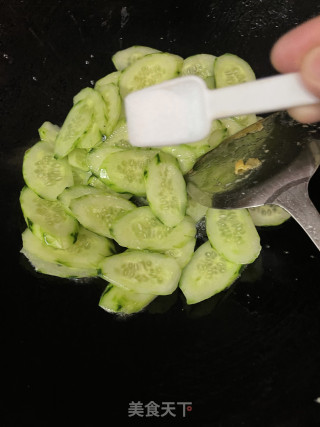 青瓜炒鸡蛋的做法步调：7