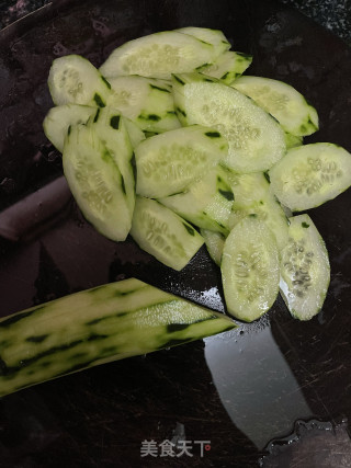 青瓜炒鸡蛋的做法步调：3