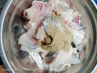 肥肠鱼的做法步调：1