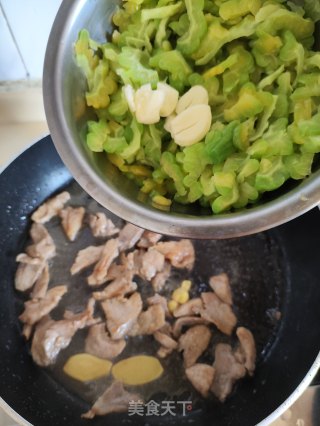 苦瓜炒肉片的做法步调：7