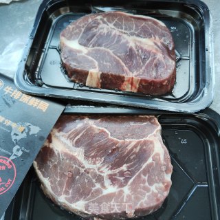 喷鼻煎牛排的做法步调：1