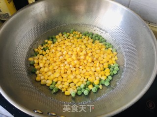豌豆炒玉米的做法步调：1