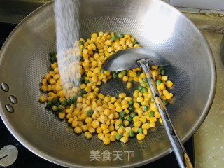 豌豆炒玉米的做法步调：4