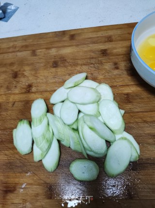 丝瓜炒鸡蛋的做法步调：2