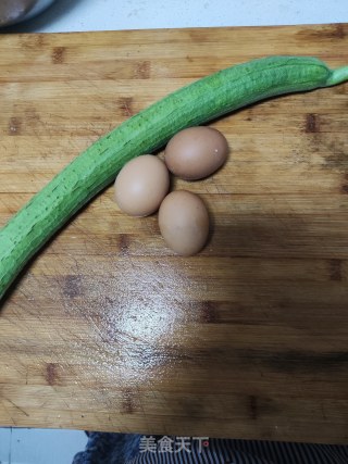 丝瓜炒鸡蛋的做法步调：1