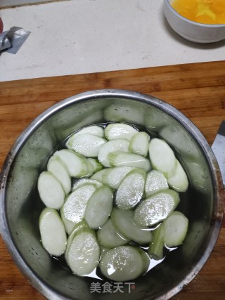 丝瓜炒鸡蛋的做法步调：3