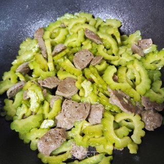 肉丸炒苦瓜的做法步调：5