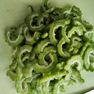 肉丸炒苦瓜的做法步调：1