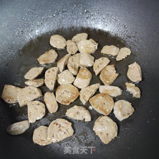 肉丸炒苦瓜的做法步调：3