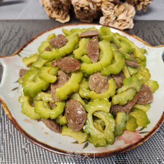 肉丸炒苦瓜的做法步调：7