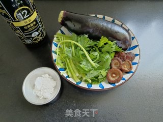 芹菜喷鼻菇夹茄子的做法步调：1