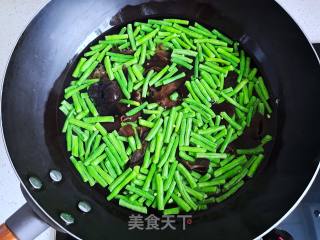 蒜泥豆角拌木耳的做法步调：2