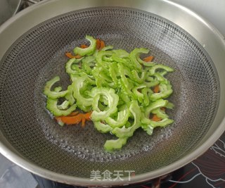 肉沫炒苦瓜的做法步调：5