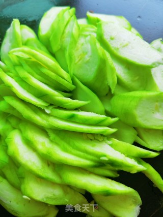 丝瓜炒鸡蛋的做法步调：2