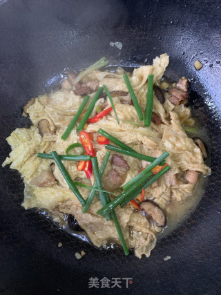 潮汕五花肉焖腐竹的做法步调：6