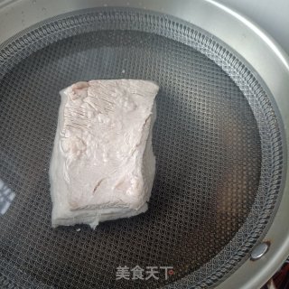 皱皮椒回锅肉的做法步调：2