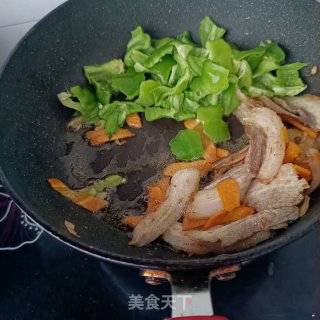 皱皮椒回锅肉的做法步调：12