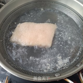 皱皮椒回锅肉的做法步调：1