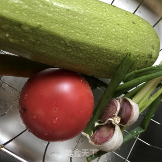 番茄炒西葫芦的做法步调：1